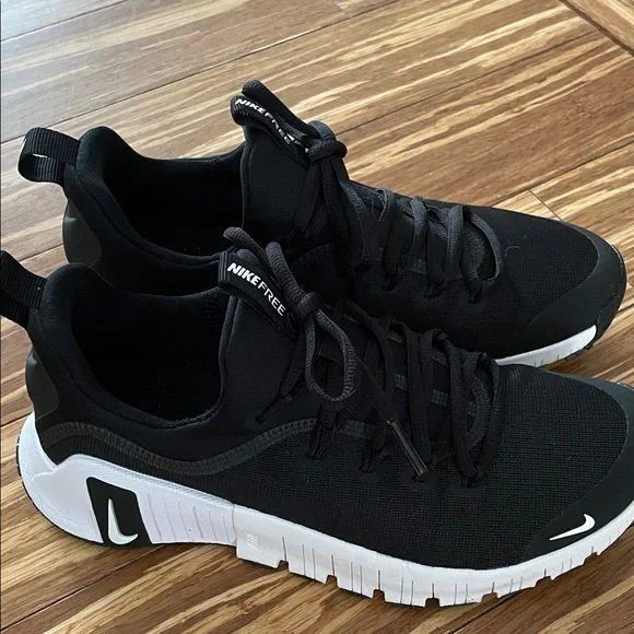 Nike Black and White Athletic Shoes - Picture 2 of 5